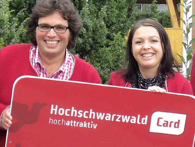 Wechsel bei der Hochschwarzwald Touris...hwarzwald-Card an Konstantin Feustel.   | Foto: HTG