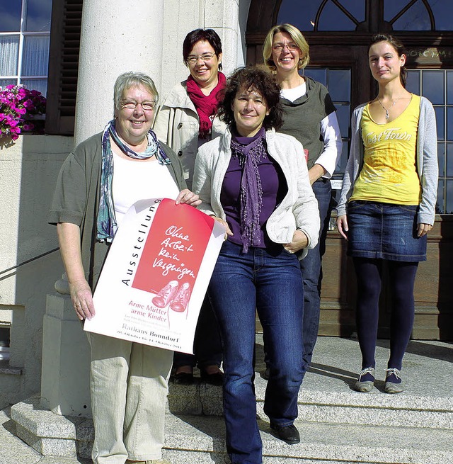 Rita Schle, Karola Morath, Anja Strit...8222;Frauen Aktionswochen&#8220; vor.   | Foto: Martha Weishaar