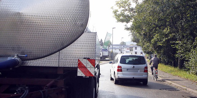 Parkender Lkw plus Pkw plus Radfahrer: Da kann&#8217;s gefhrlich eng werden.   | Foto:  Heidi Fssel