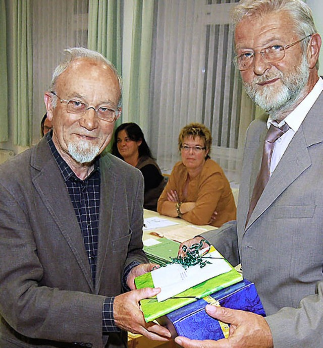 Werner Wolfsberger (links) wird von Ortsvorsteher Alfred Winkler geehrt.   | Foto: Heinz  VoLlmar
