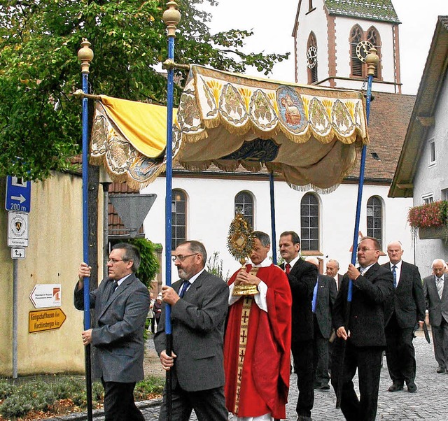 Zahlreiche Brger beteiligten sich an der Patroziniumsprozession in Oberbergen.  | Foto: herbert trogus