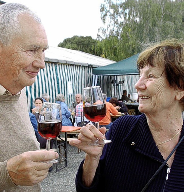 Die Besucher des Bischoffinger Weinfes...een sich die edlen Tropfen schmecken.  | Foto: benjamin bohn