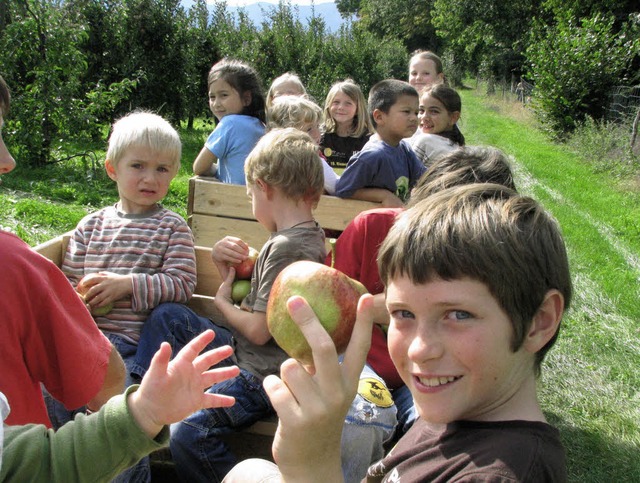 Mit dem &#8222;Apfelzgle&#8220; hinte... erhaschen, begeisterte viele Kinder.   | Foto: Monika Rombach