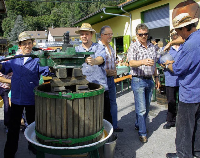 Kstlich schmeckt der Most, den die Ob... Elzacher &#8222;Moschtfescht&#8220;.   | Foto: elfriede Mosmann