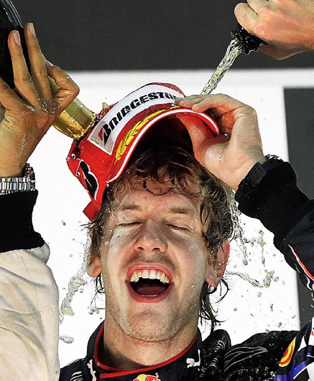 Vettel geniet die Champagnerdusche be... ersten Titelgewinn im November 2010.   | Foto: dpa