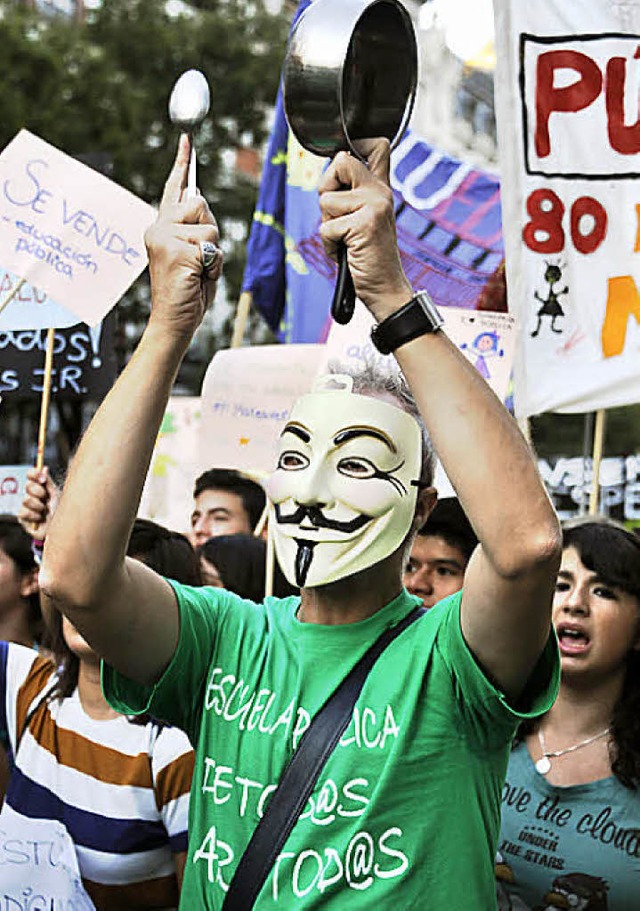 Lehrer mit Maske bei der Demonstration in Madrid   | Foto: afp