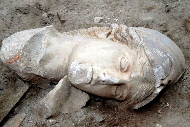 Am Boden zerstrt &#8211;   der Kopf einer antiken griechischen Gttin  | Foto: dpa