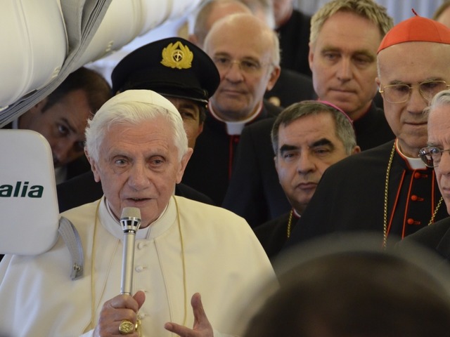 Benedikt XVI. spricht im Flieger zu den Journalisten  | Foto: Jens Schmitz