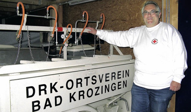 DRK-Vorsitzender Klaus Krner an der vielfach eingesetzten Feldkche.   | Foto: Dorothee Mller-Barbian