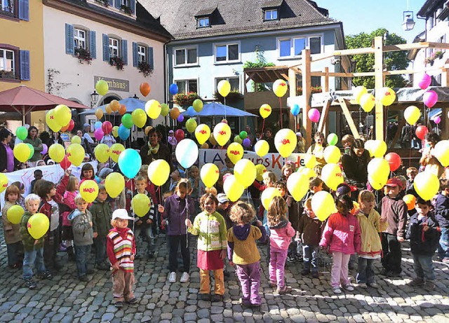 Unter dem Motto: &#8222;Kinder haben w... am Weltkindertag auf dem Marktplatz.   | Foto: Burkert