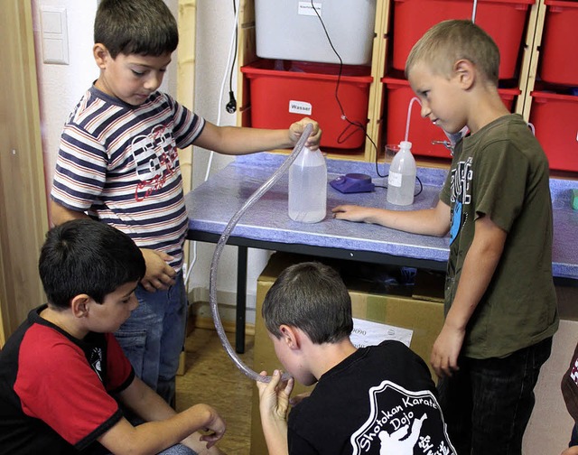 Wie kommt das Wasser aus der Flasche? ...rfstbli-Laborworkshop zu klren galt.  | Foto: Monika Weber