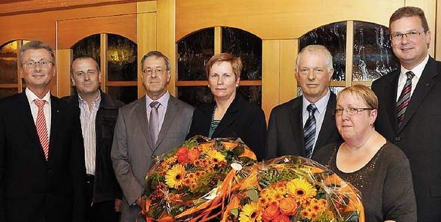 Werner Thomann, Aufsichtsratsvertreter... Gattin, von links)  in den Ruhestand.  | Foto: Kirsten Lux