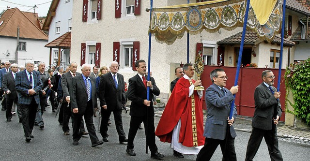 Viele  Glubige nahmen anlsslich des ... der Prozession durch Oberbergen teil.  | Foto: herbrt trogus