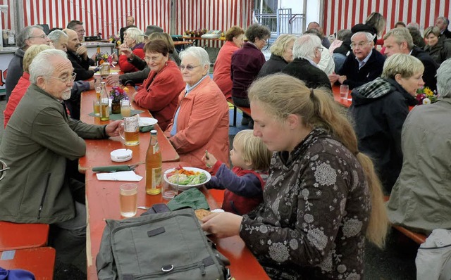 Bei  Salaten, schmackhaftem Zwiebelkuc...r Gndlinger Malteserhalle gut gehen.   | Foto: Christine Weirich