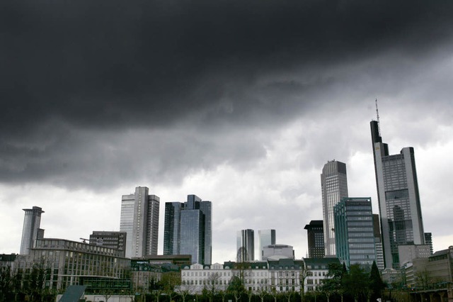 Dunkle Wolken ber dem Frankfurter Ban... zwar, aber eines mit Symbolcharakter?  | Foto: dpa