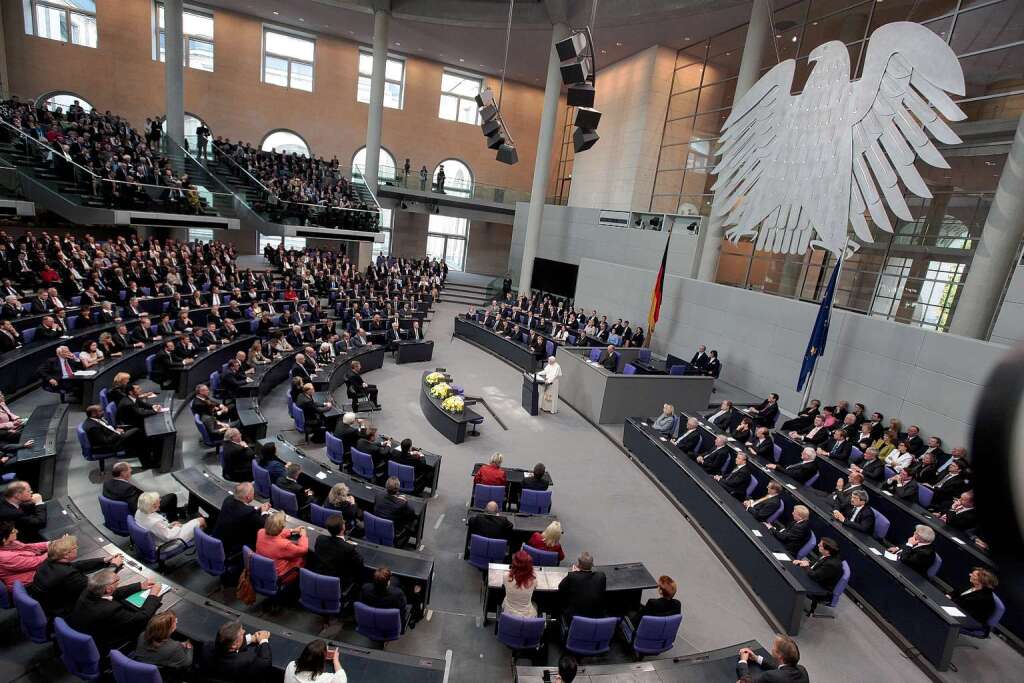 Die Messe vor 61.000 Glubigen im Olympiastadion und die Rede im Bundestag – dies waren die Hhepunkte des ersten Tages des Papstbesuchs.
