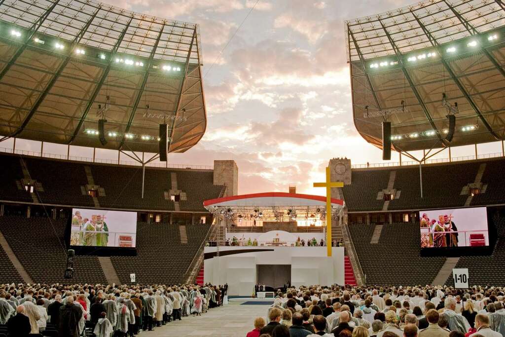 Die Messe vor 61.000 Glubigen im Olympiastadion und die Rede im Bundestag – dies waren die Hhepunkte des ersten Tages des Papstbesuchs.