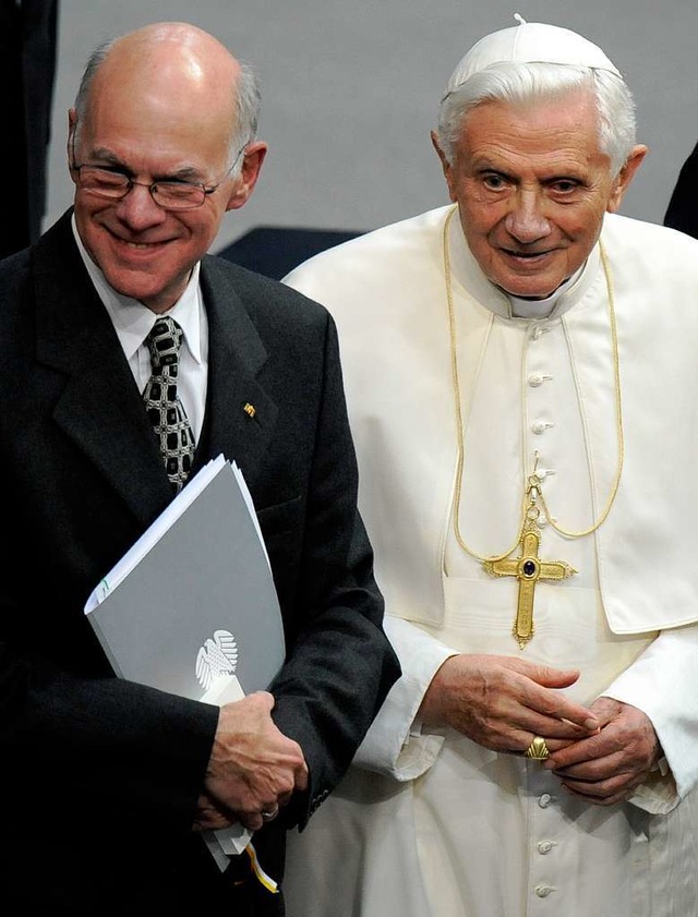 Bundestagsprsident Norbert Lammert und der Papst.  | Foto: dapd