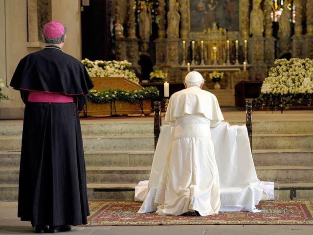Benedikt XVI. betet in Erfurt bei seinem Besuch im Dom St. Marien.  | Foto: dapd