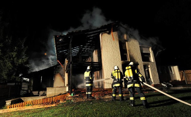 Die Villa des Bayern-Spielers Breno wurde durch ein Feuer vllig zerstrt.  | Foto: dpa