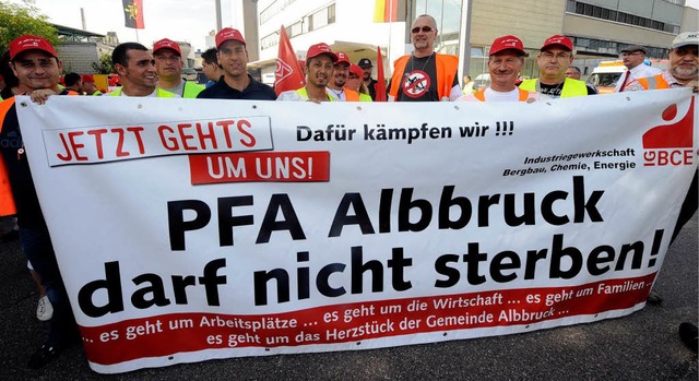 Mitarbeiter der Papierfabrik Albbruck kmpfen um ihre Jobs.  | Foto: dapd