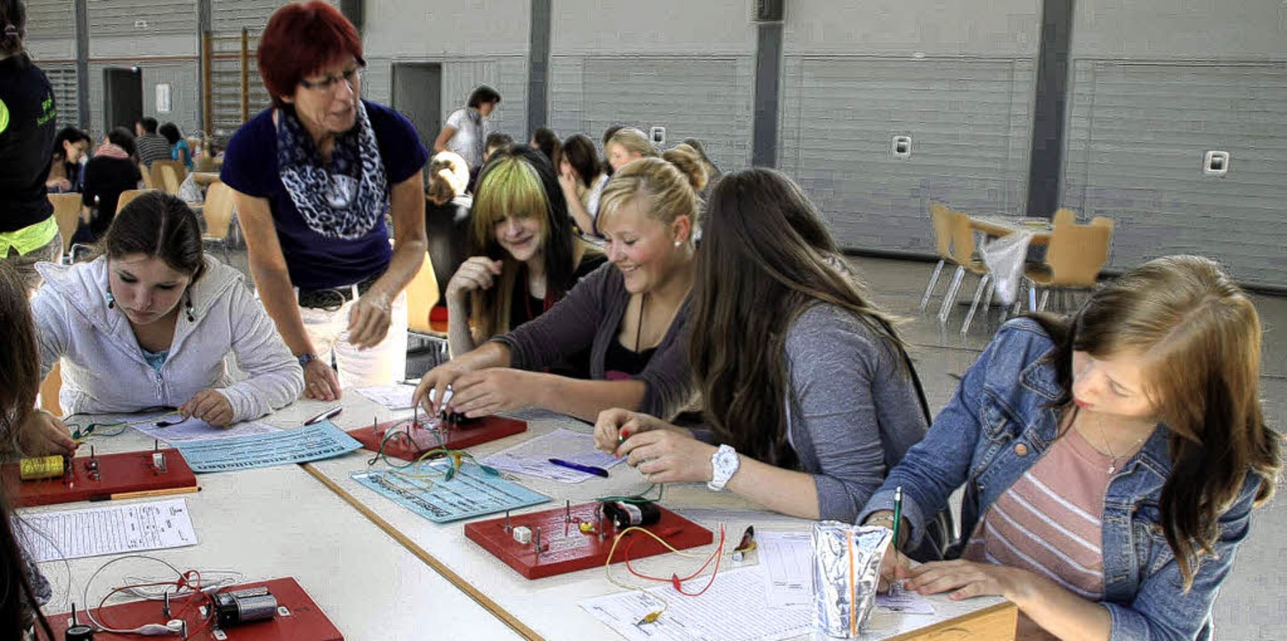 Technik entdecken: Schülerinnen des Bildungszentrums im Praxis Parcours.   | Foto: Herbert BIirkle