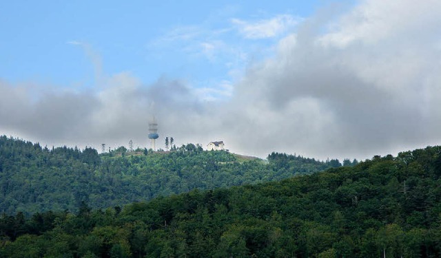 Wolkenschwaden verhllen den Fernmeldeturm auf dem Blauengipfel.   | Foto: Dorothee Philipp