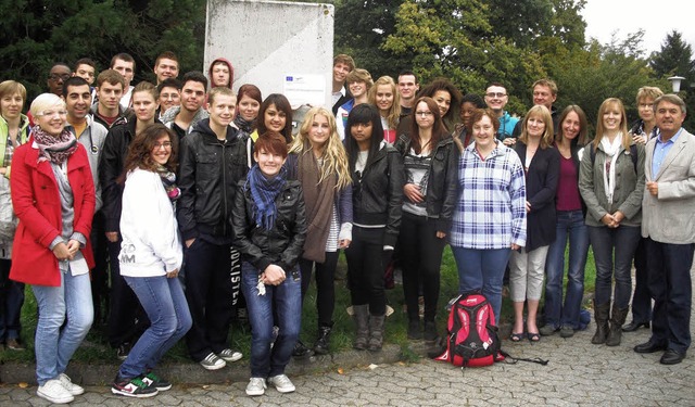 Schlerinnen und Schler des BBZ-Gymna...und, Fnfter von rechts  Martin Wiehe.  | Foto: Joanna Sykora