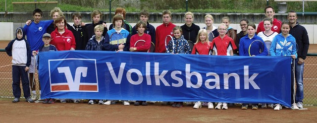 Die Finalteilnehmer des Volksbank-Cups...1;  auf dem Tennisplatz am Bruckwald.   | Foto: Verein