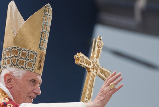 Im Eichsfeld erteilte Papst Benedikt X...sich mit Opfern sexuellen Missbrauchs.  | Foto: dapd