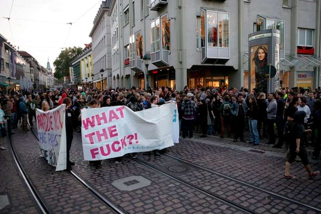 Plakativ die Haltung des Papstes kritisieren