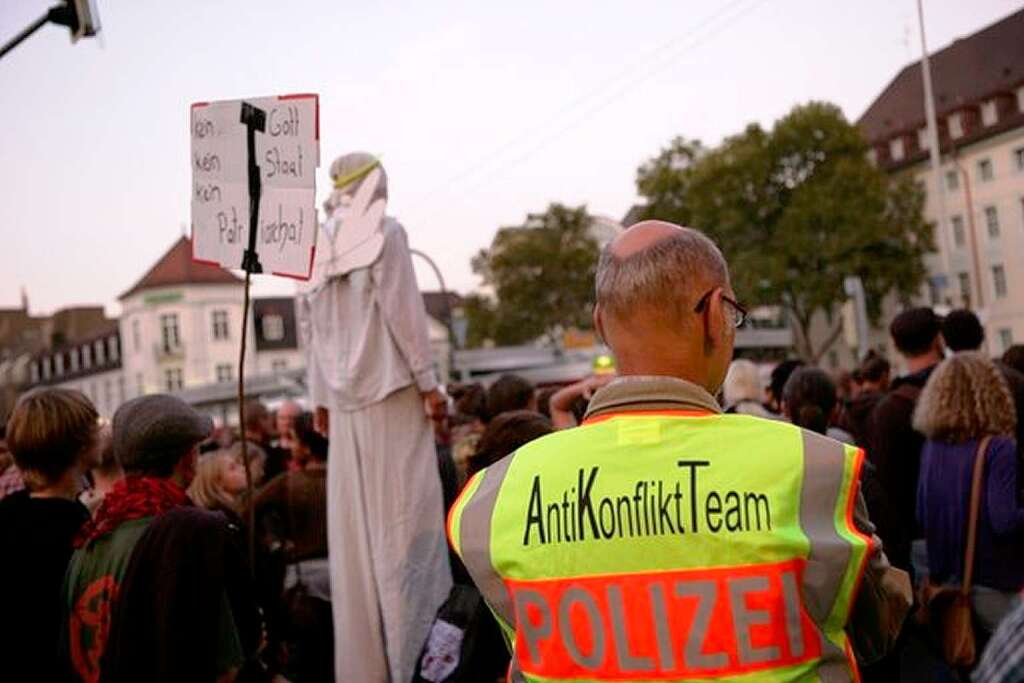 Plakativ die Haltung des Papstes kritisieren