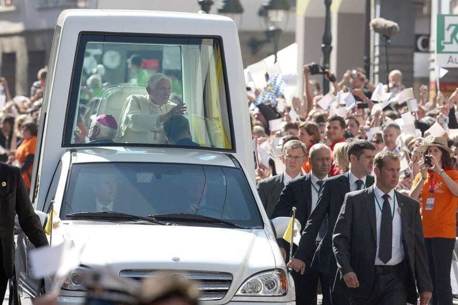 Im Papamobil fährt der Papst durch die Kaiser-Joseph-Straße. (Foto: dpa) Im Papamobil fährt der Papst durch die Kaiser-Joseph-Straße. (Foto: dpa)