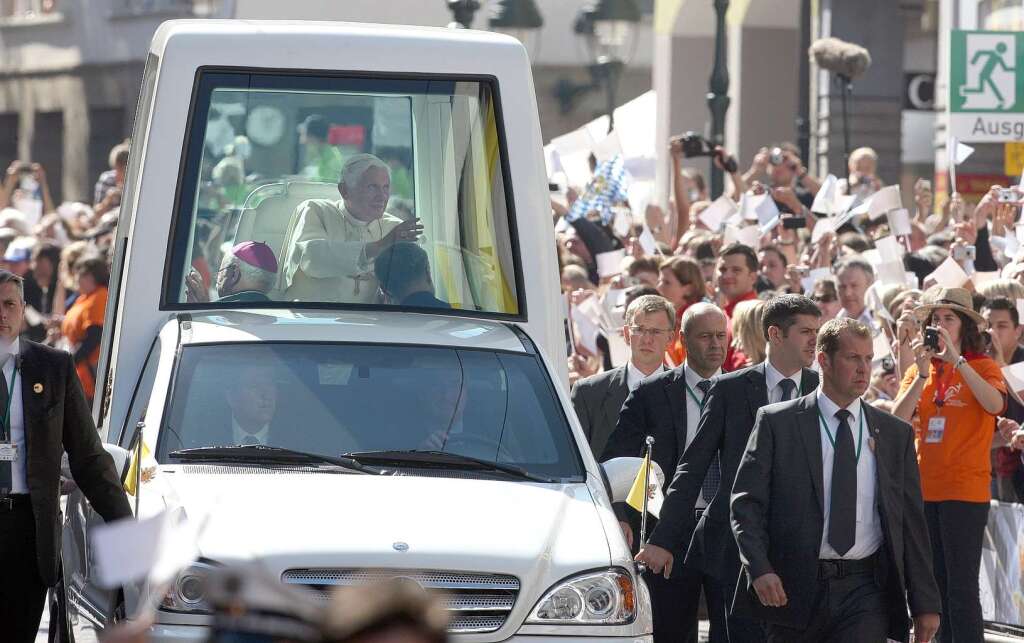 Im Papamobil fhrt der Papst durch die Kaiser-Joseph-Strae.