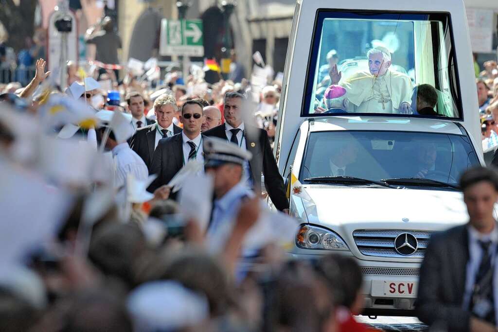 Papst Benedikt XVI. fhrt im Papamobil durch die Kaiser-Joseph-Strae.