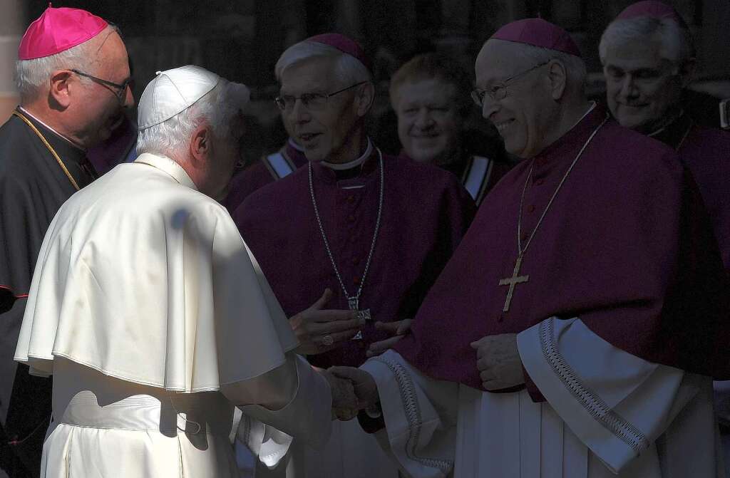 Der Papst geht mit Erzbischof Zollitsch (l.) durch das Kirchenschiff.