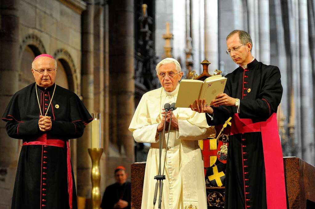 Papst Benedikt XVI. im Freiburger Mnster. Links: Erzbischof Robert Zollitsch.