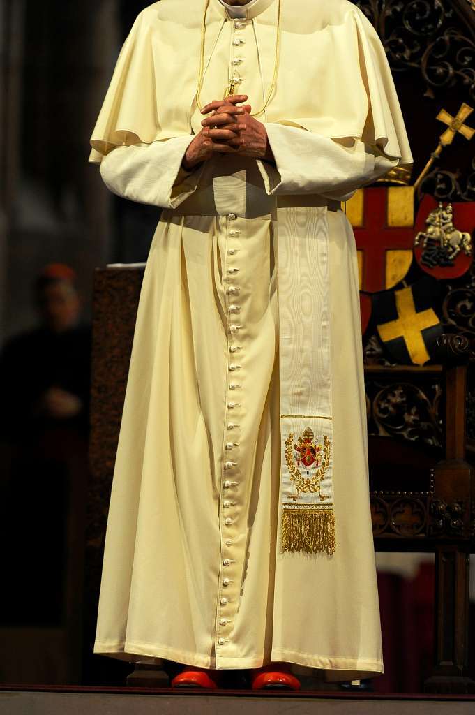 Papst Benedikt XVI. betet im Freiburger Mnster.