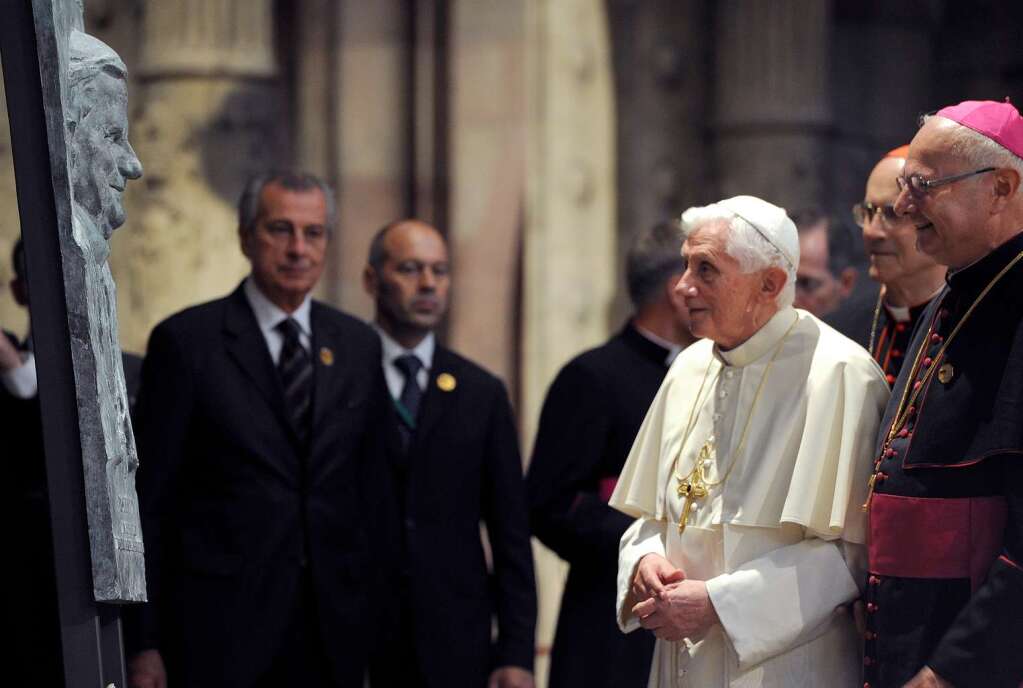 Der Papst betrachtet ein Relief mit seinem Konterfei.