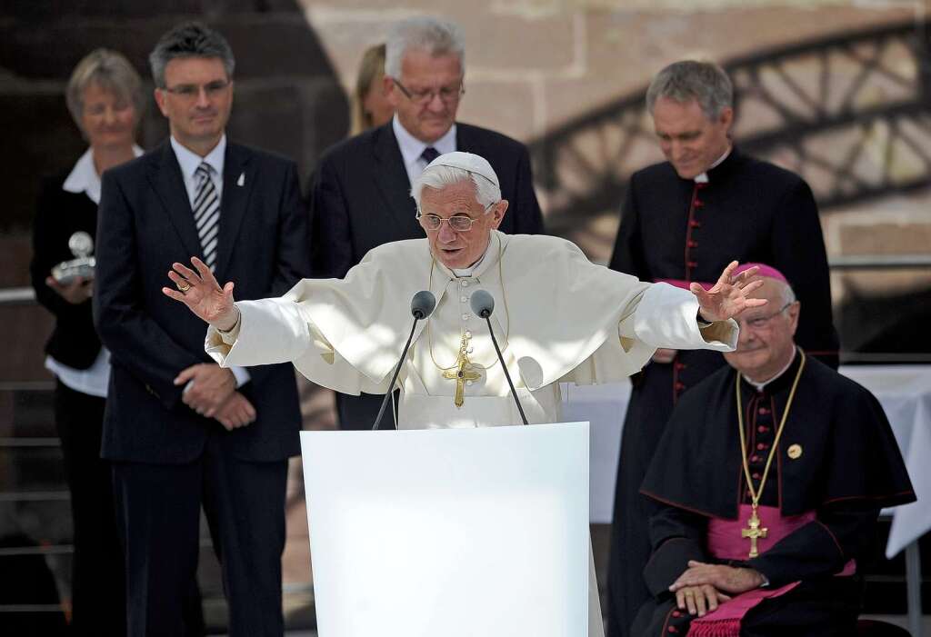 Der Papst spricht auf dem Mnsterplatz.