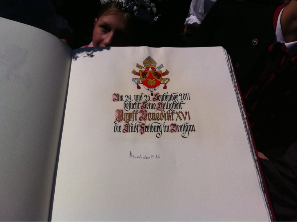 Vor dem Renaissance-Portal hat sich der Papst in das goldene Buch der Stadt Freiburg eingetragen. Dies ist seine Unterschrift.