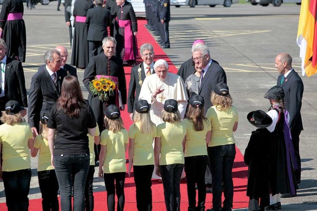 Der Papst spricht zu den Kindern.  | Foto: Christoph Breithaupt