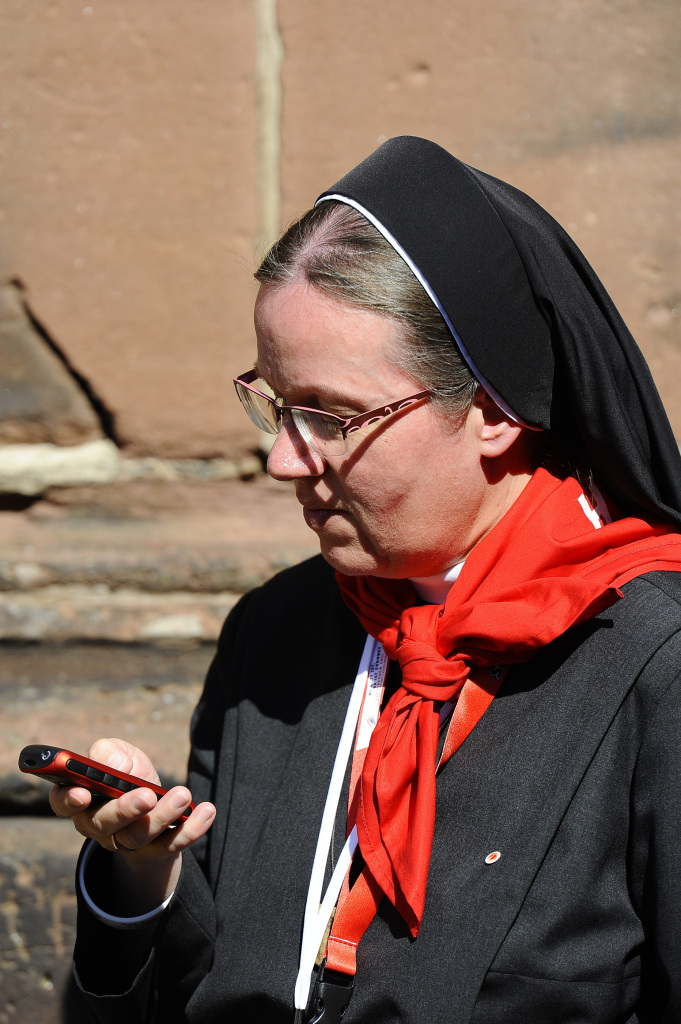 Eine Nonne wirft einen Blick auf ihr Handy. Ob sie den Liveticker der BZ verfolgt?