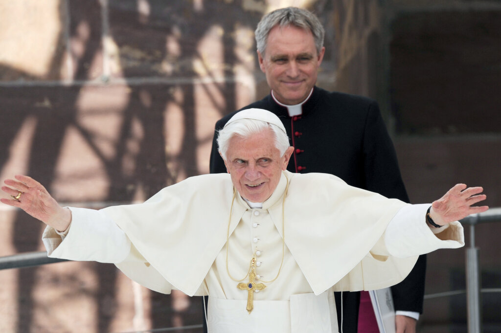 Der Papst begrt die Zuschauer vor dem Freiburger Mnster.