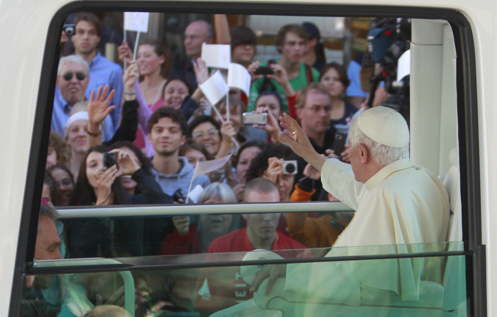 Der Papst fhrt durch die Freiburger Innenstadt.