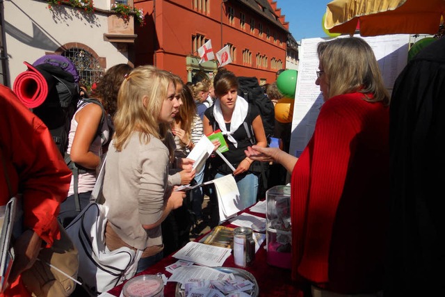 Der Infostand des Aktionsbndnisses &q...en im Gesprch mit den Papstkritikern.  | Foto: Carolin Born