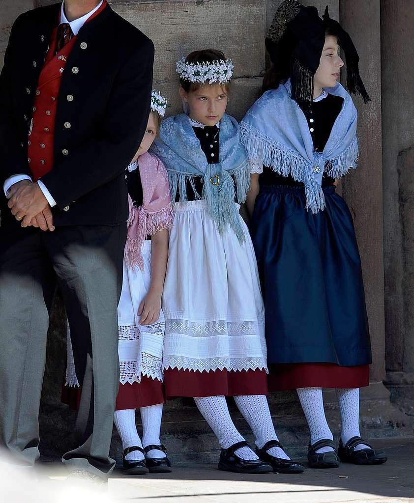 Diese Kinder empfangen den Papst in Schwarzwaldtracht