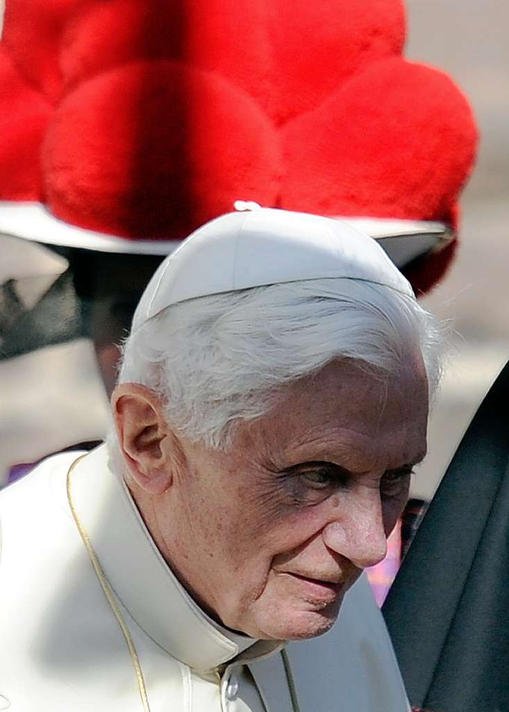 Eine Bollenhuttrgerin hat den Papst im Blick.