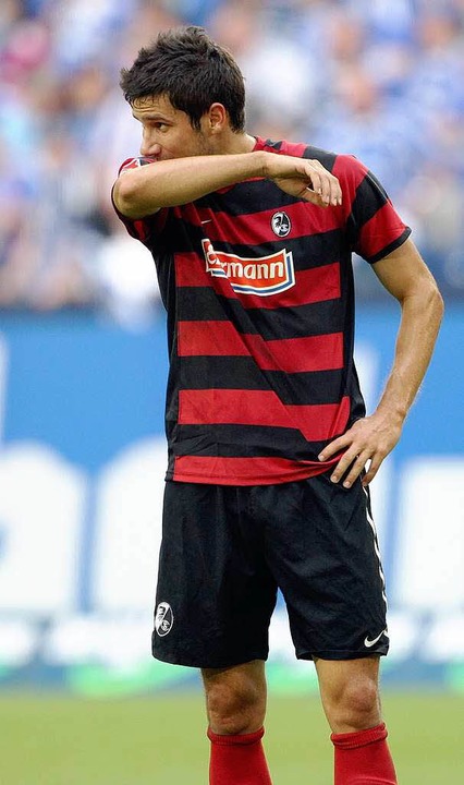 Auch Mensur Mujzda konnte kaum fassen,...ein SC das Spiel gegen Schalke verlor.  | Foto: dpa