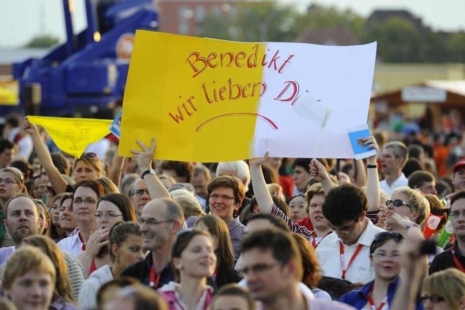 Positive, heitere, optimistische Stimmung bei der Jugendvigil mit Benedikt XVI. in Freiburg. (Foto: Ingo Schneider) Positive, heitere, optimistische Stimmung bei der Jugendvigil mit Benedikt XVI. in Freiburg. (Foto: Ingo Schneider)